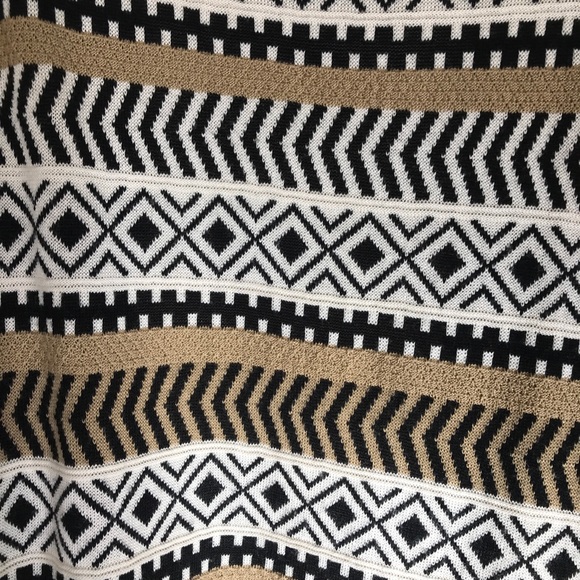 212 New York Knit Asymmetric Patterned Vest - Picture 5 of 7